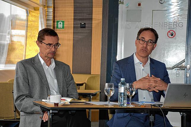 Verwaltungsratspräsident Sönke Bandixen (links) und Geschäftsführer Remo Rey informieren bei einer Pressekonferenz die Medien über das ...