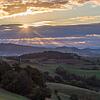Die Sonne scheint auf den Hohenstoffeln (links) zwischen Binningen und Weiterdingen im  Hegau, der wunderschönen Vulkan- und ...