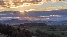Die Sonne scheint auf den Hohenstoffeln (links) zwischen Binningen und Weiterdingen im  Hegau, der wunderschönen Vulkan- und ...