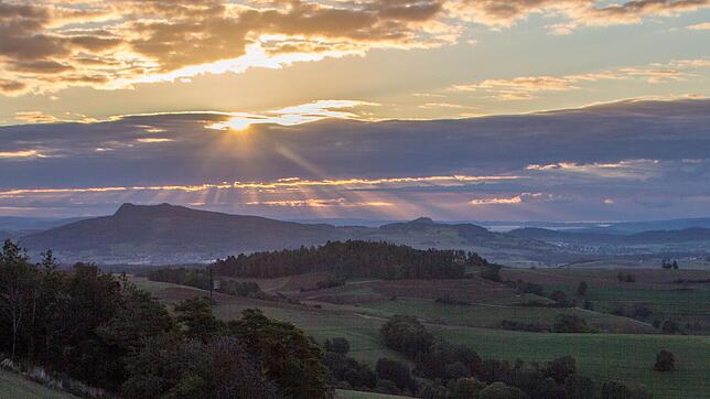 Die Sonne scheint auf den Hohenstoffeln (links) zwischen Binningen und Weiterdingen im  Hegau, der wunderschönen Vulkan- und ...