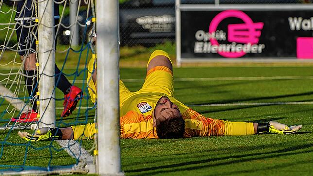 Platt: Symbolisch ist das Bild von Torwart Cihan Ceylan vom VfB Waldshut. Der 29-Jährige hielt beim 1:6 gegen den designierten Meister ...