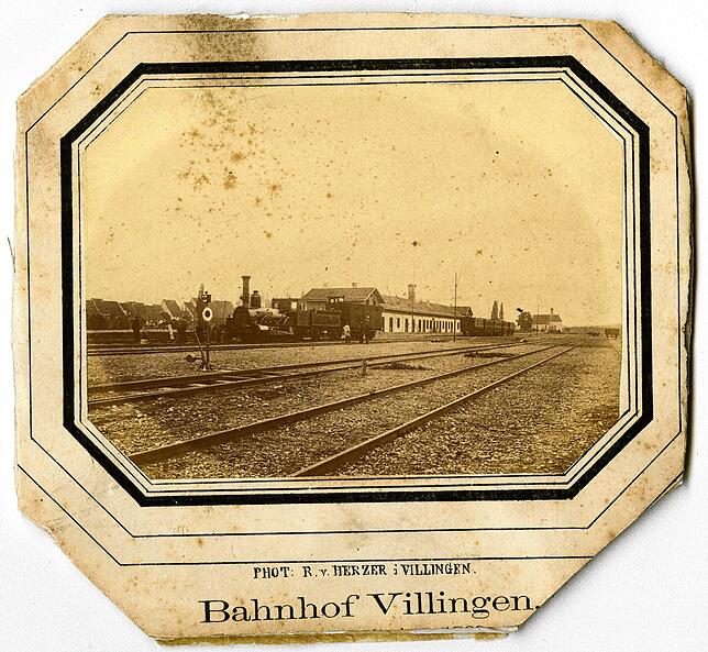 Der Bahnhof Villingen um 1870 mit Gleisanlagen und einer Lokomotive.