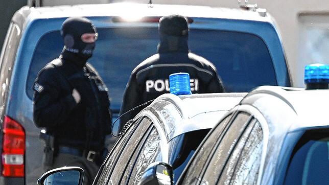 Die Einsatzkräfte des SEK sollen eine Sturmhaube mit Polizeischriftzug &ndash; wie auf diesem Symbolbild aus dem Archiv &ndash; getragen ...