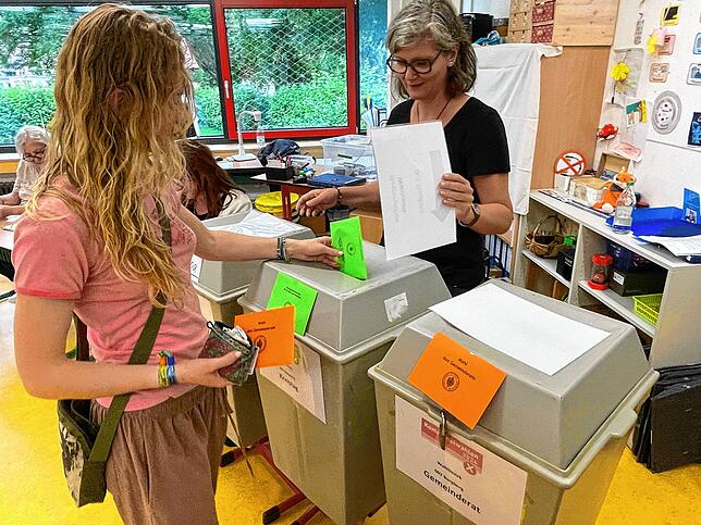 Erstwählerin Marie Baderschneider (19) bei der Stimmabgabe in der Burgbergschule, rechts Wahlhelferin Ulrike Bordiehn von der ...