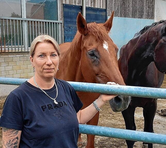 Sandra und Marcus Krügle betreiben einen Gnadenhof, aber auch in der Freiwilligen Feuerwehr sind beide engagiert.