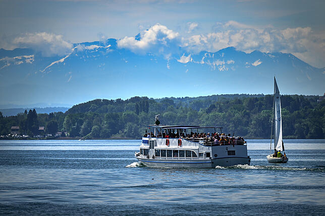 Bei einer Fahrt mit einem der Bodenseeschiffe lässt sich das wunderschöne Alpenpanorama bestaunen.