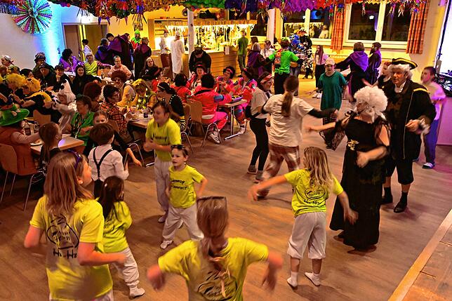 Bild 8: Schmodoball 2025 in St. Georgen: So spektakulär war das Event im Goldenen Auerhahn – Bilder hier!