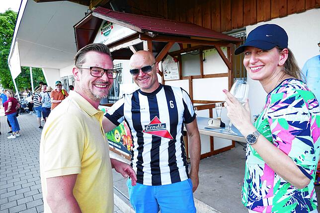Bild 5: Bezirksligameister SV Aasen gewinnt zum Rundenabschluss mit 7:1 und feiert ausgelassen den Aufstieg