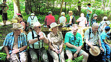 Die Wanderfreunde lauschten im Schatten spendenden Waldstück.
