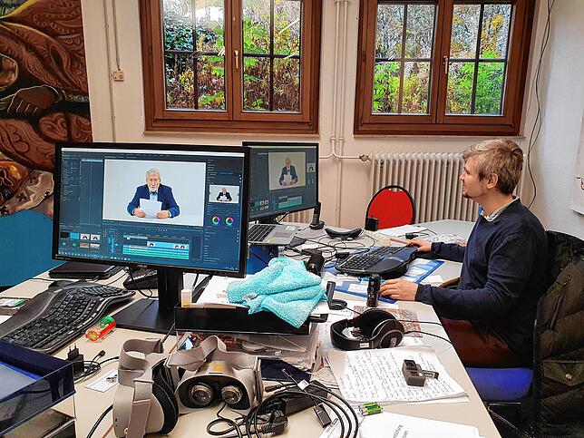 Der wissenschaftliche Mitarbeiter Artur Fuss arbeitet an der Erstellung eines Filmbeitrags mit dem Fastnachtshistoriker Werner Metzger, ...