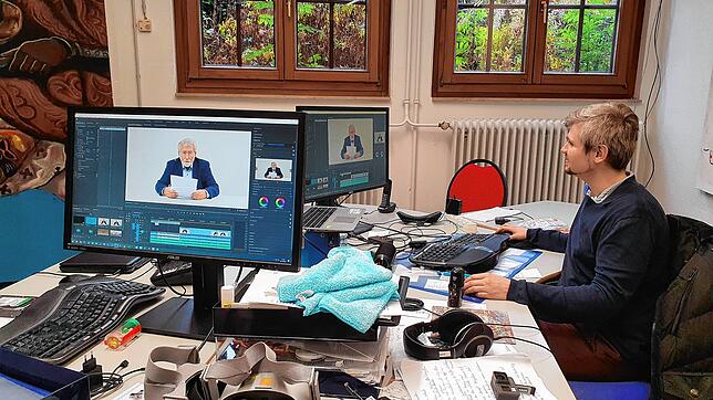 Der wissenschaftliche Mitarbeiter Artur Fuss arbeitet an der Erstellung eines Filmbeitrags mit dem Fastnachtshistoriker Werner Metzger, ...