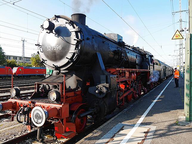 Die historische Lok 527596 ist bereit für die erste Museumsfahrt in diesem Jahr von Singen in den Ort Etzwilen in der Schweiz.