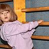 An der Sprossenwand geht es für Magdalena steil nach oben. Der kleine Wirbelwind lässt sich durch fast nichts aufheben.
