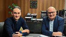 Unterhalten sich über Wirtschaft und Infrastruktur: Bürgermeister Michael Rieger (rechts) und IHK-Geschäftsbereichsleiter Philipp ...