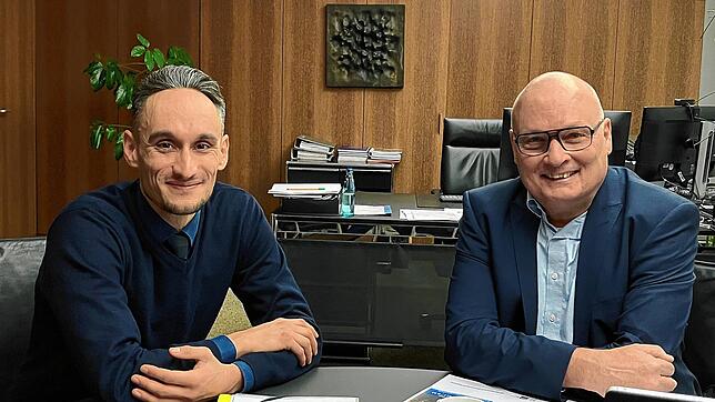 Unterhalten sich über Wirtschaft und Infrastruktur: Bürgermeister Michael Rieger (rechts) und IHK-Geschäftsbereichsleiter Philipp ...