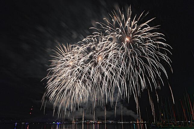 Bild 15: Es knallt beim Seenachtfest 2025! Das Feuerwerk über dem Bodensee lädt zum Staunen ein