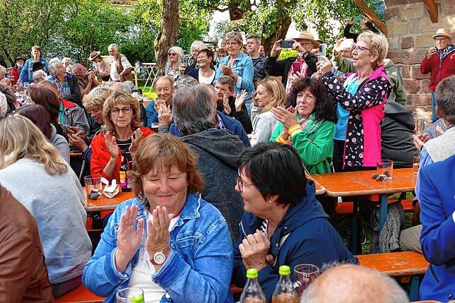 Bild 3: ACE feiern zu ihem 50. in ihrem Lustschloss auf der Hofwiese ein spektakuläres Geburtstagsfest