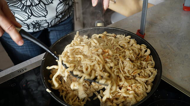 Die klassischen Schwenninger Knöpfle als Kässpätzle liebevoll zubereitet beim Knöpfle-Wettbewerb des Vereins Slow Food.