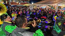 Die Allensbacher Guggufa unterhält das Publikum zum großen Finale mit ihrer Musik. Viele Besucher wünschen sich eine Wiederholung des ...