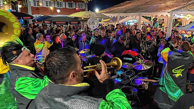 Die Allensbacher Guggufa unterhält das Publikum zum großen Finale mit ihrer Musik. Viele Besucher wünschen sich eine Wiederholung des ...