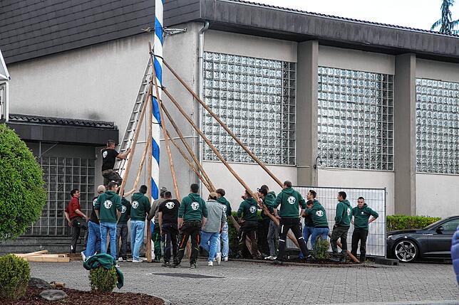 Bild 17: Bilder vom Stellen des Maibaums und Blasmusikabend zum Start des Liggersdorfer Maifestes
