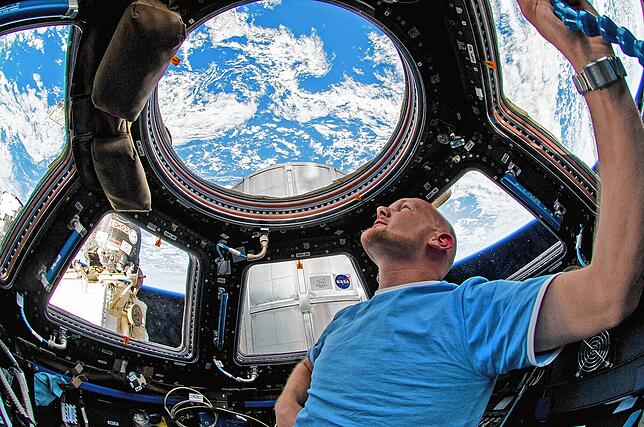 Alexander Gerst - ISS ARCHIV - HANDOUT - 12.06.2014: Weltall: Der ESA-Astronaut Alexander Gerst blickt während seines Fluges mit der Internationalen ...
