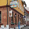 Hier gibt es einen Straßenverkauf: Das Kebap-Haus Munzur verkauft seine Gerichte durchs Fenster.