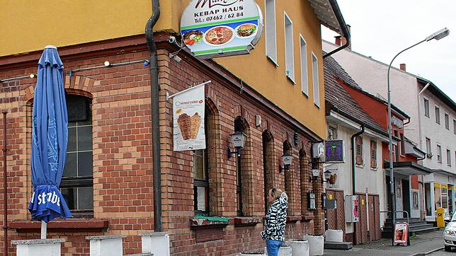 Hier gibt es einen Straßenverkauf: Das Kebap-Haus Munzur verkauft seine Gerichte durchs Fenster.