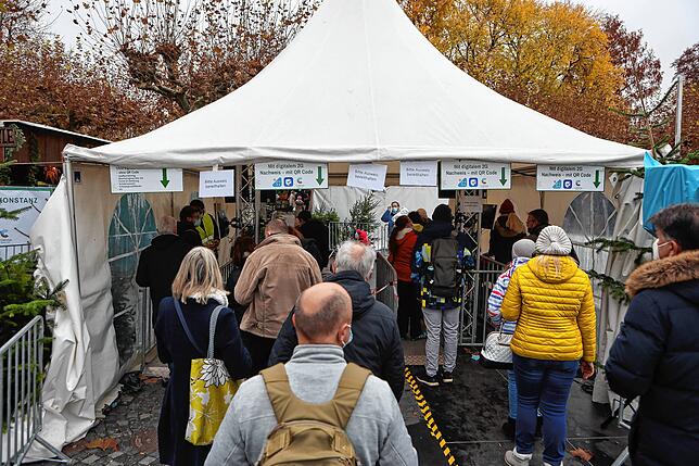 Der Eingangsbereich neben dem Konzil. Wer auf den Markt möchte, muss genesen oder geimpft sein – und dies auch nachweisen können.