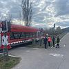 Ein Triebwagen steht auf dem geschlossenen Bahnübergang am Ortseingang von Ludwigshafen. Polizeibeamte sind am Kopfende des Fahrzeugs ...
