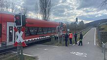 Ein Triebwagen steht auf dem geschlossenen Bahnübergang am Ortseingang von Ludwigshafen. Polizeibeamte sind am Kopfende des Fahrzeugs ...