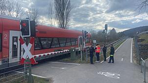 Ein Triebwagen steht auf dem geschlossenen Bahnübergang am Ortseingang von Ludwigshafen. Polizeibeamte sind am Kopfende des Fahrzeugs ...