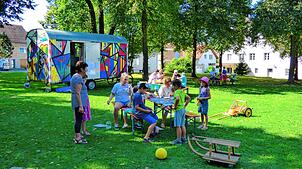 Kinder können während der Aufenthaltsdauer des Spielmobils kommen und gehen wie es gefällt. Das Mobil fährt im Rahmen des Singener ...