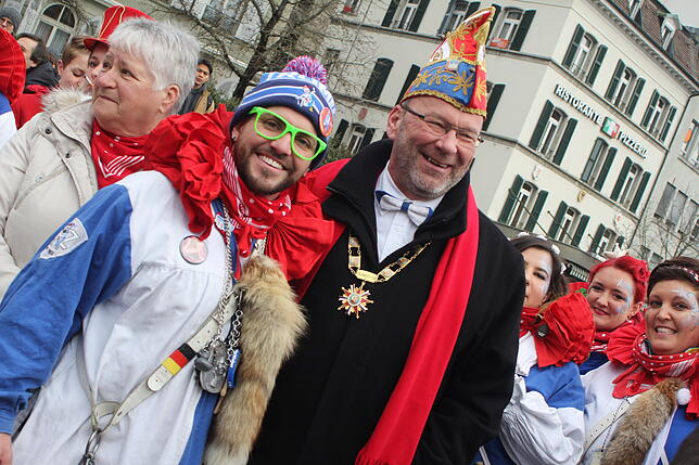 Bild 27: Hästräger und Guggenmusiker aus VS beim Narrentreffen in Fribourg am Sonntag (1)