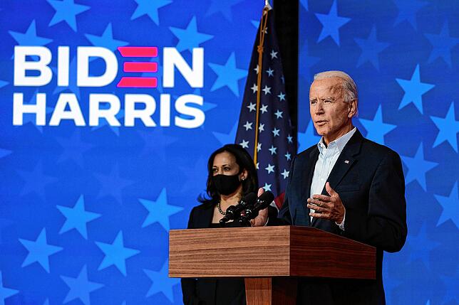 Während sich Trump als Betrugsopfer sieht und mit einer Klagewelle droht, zeigt sich Biden immer zuversichtlicher: Bei einer Rede in ...