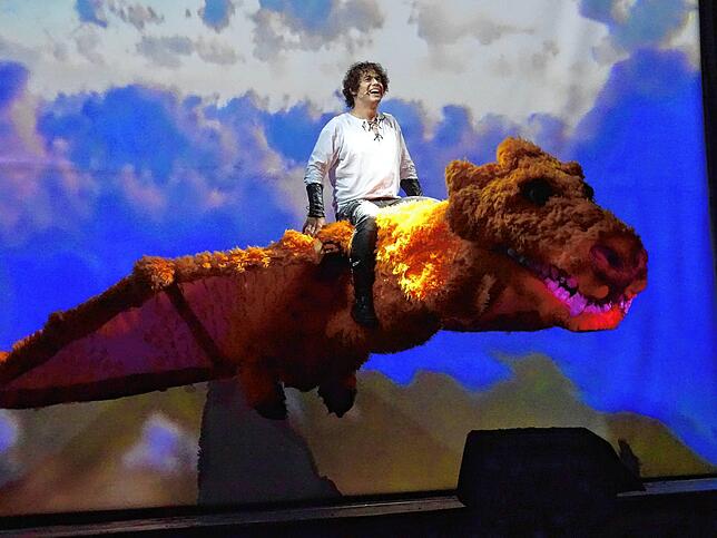 Tommy nimmt sich eine Auszeit . Er reitet auf dem Drachen Nick.