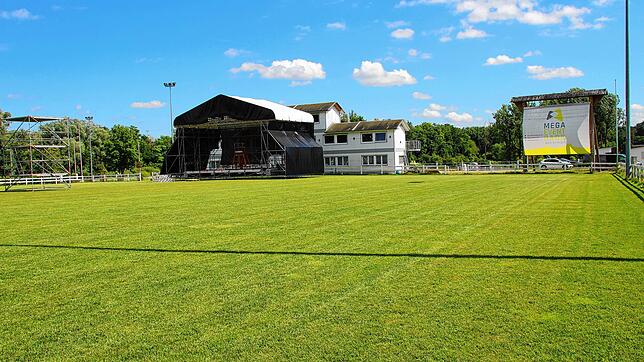 Die Vorbereitungen laufen, denn an diesem Wochenende wird der Mega Eventpark wieder gut gefüllt sein. Im Rahmen eines Benefiz Open-Air ...