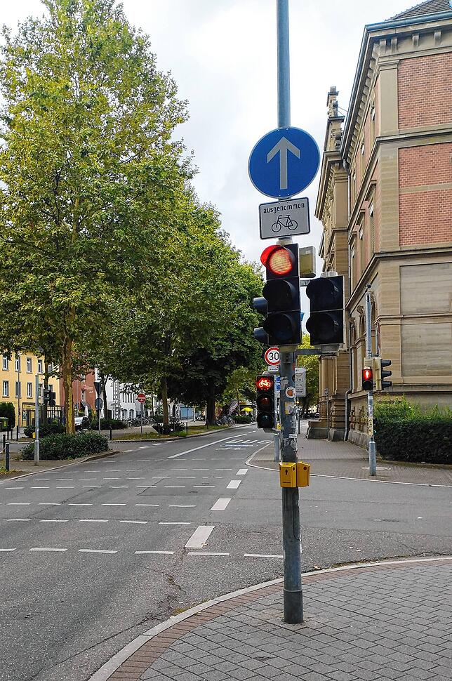 Die Verkehrsampel mit zusätzlicher Busampel an der Kreuzung Untere Laube und Schulstraße: Hier können die Linienbusse vor dem restlichen ...