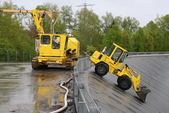 Nichts für schwache Nerven: So wird im Eggbergbecken gearbeitet. Bild: Peter Schütz