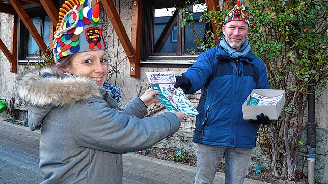Das Narrenblatt der Historischen Narrenzunft ist fertig: Ochsenbachkurier-Chefredakteurin Annika Rössler bekommt endlich ihr ...