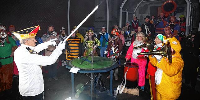 Der Fanfarenzug der Niederburg spielt auf dem Münster in 40 Metern Höhe.