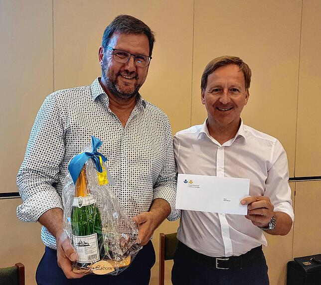 Oberbürgermeister Philipp Frank überreicht dem scheidenden Zunftmeister Ralf Siebold ein Geschenk.