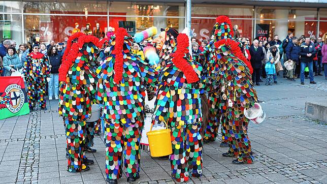 Bild 5: Konstanzer Fasnacht: Blätzlebuebe feiern den Auftakt 2023 auf dem Augustinerplatz
