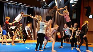 In der Stadthalle proben die Akrobaten für das Theaterstück „Alice im Wunderlan“ des Staufer-Gymnasiums Pfullendorf. Die Aufführungen in ...