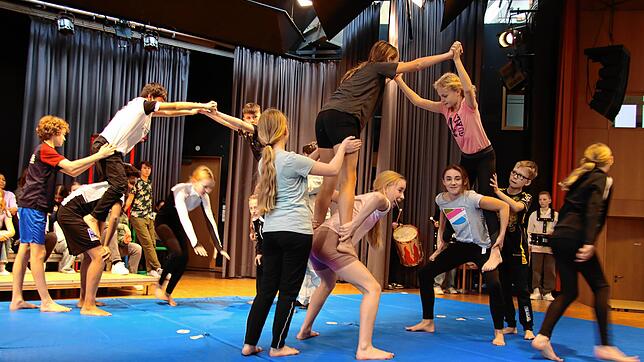 In der Stadthalle proben die Akrobaten für das Theaterstück „Alice im Wunderlan“ des Staufer-Gymnasiums Pfullendorf. Die Aufführungen in ...