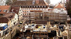 Die große Baustelle mit dem entstehenden Verwaltunsggebäude im Hintergrund und dem Parkhaus. Der schwierige Baugrund hielt schon damals ...