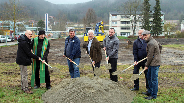 Sie freuen sich gemeinsam über den Spatenstich für die Kirchliche Sozialstation, von links die Pfarrer Stefan Hesse und Karlheinz ...