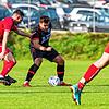 Dreifacher Torschütze: Louis Schanz (Mitte, gegen Bodo Lübbering) hatte maßgeblichen Anteil am 4:1-Sieg des Tabellenführers SV Eggingen ...