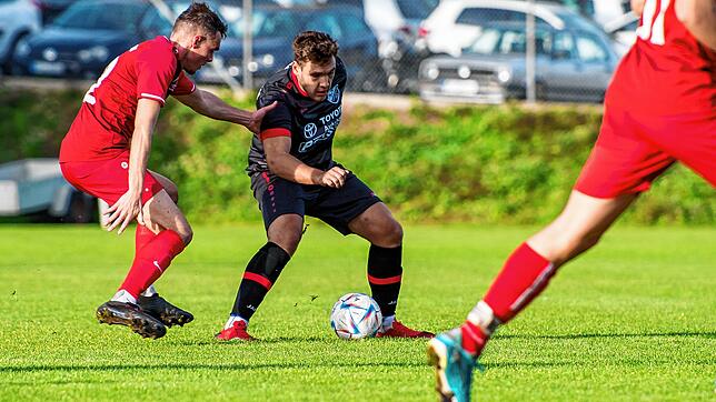 Dreifacher Torschütze: Louis Schanz (Mitte, gegen Bodo Lübbering) hatte maßgeblichen Anteil am 4:1-Sieg des Tabellenführers SV Eggingen ...