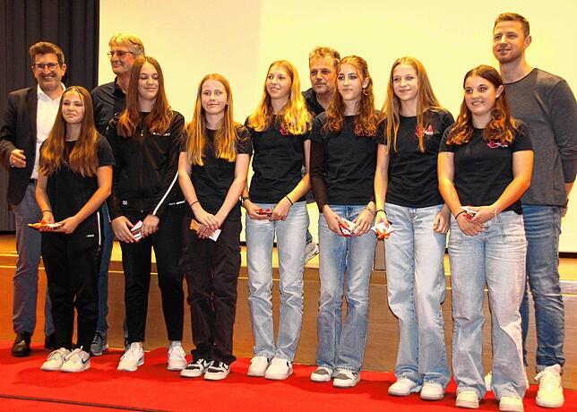 Die Fußballerinnen des Staufer-Gymnasiums wurden als Siegerteam im Regierungsbezirk Tübingen ausgezeichnet.